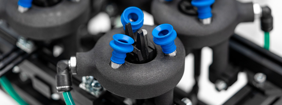 Greifer Roboter Industrie: modular aufgebauter Robotergreifer mit integrierten Pneumatikanschlüssen für industrielle Automatisierung