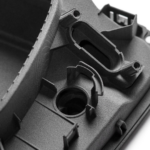 3D-Druck Automobilindustrie – Innenstruktur eines Automotive-Bauteils - KIT3D GmbH – 3D-Technologie & Konstruktion Innenansicht eines 3D-gedruckten Automotive-Bauteils mit integrierter Struktur, Seriennummer und Herstellerkennzeichnung aus der Automobilindustrie.