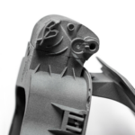 3D-Druck Automobilindustrie – Funktionsbauteil mit komplexer Geometrie - KIT3D GmbH – 3D-Technologie & Konstruktion Detailansicht eines additiv gefertigten Kunststoffbauteils aus dem 3D-Druck für die Automobilindustrie mit feinen Strukturen und integrierten Befestigungselementen.