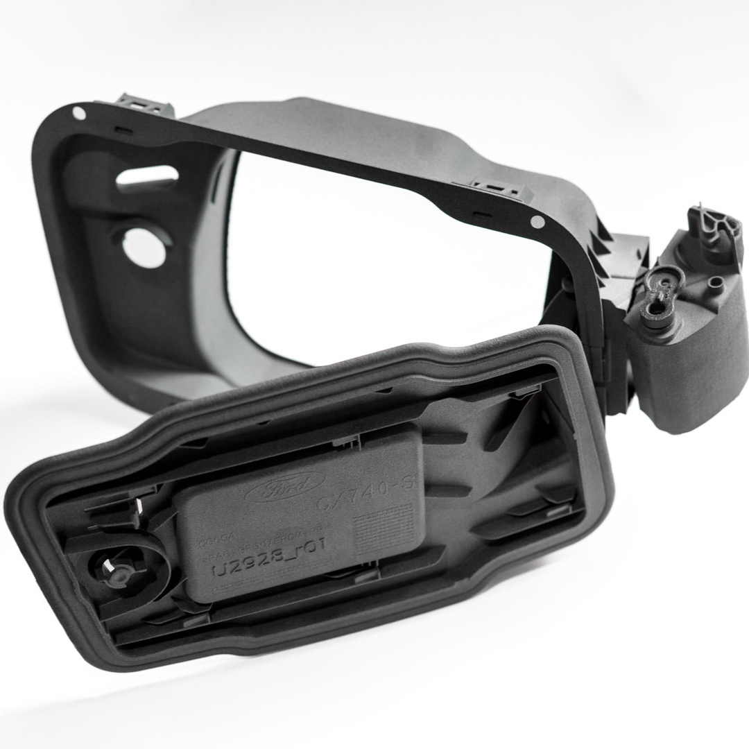 Rahmenbauteil aus dem 3D-Druck für die Automobilindustrie mit integrierten Clips, Rastnasen und funktionsrelevanten Details für den Fahrzeuginnenraum.