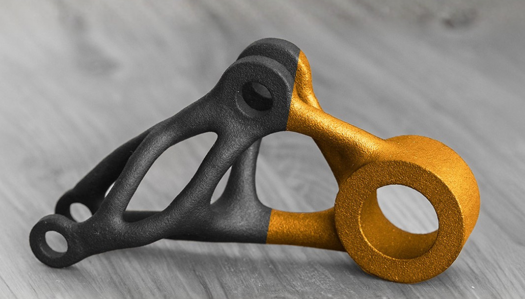 Additiv gefertigtes MJF-Bauteil mit Dyemansion Farbfinishing in Schwarz und Gold