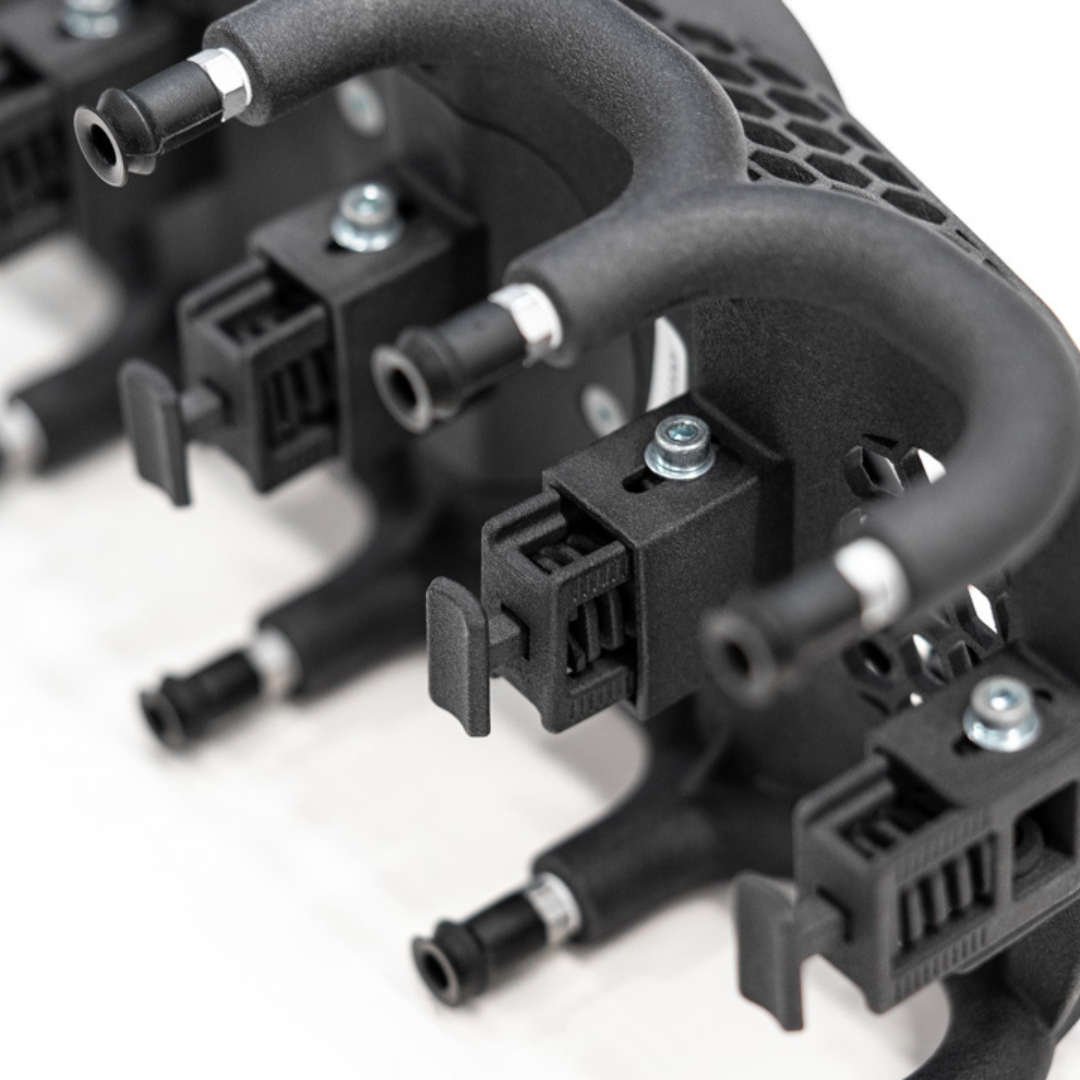 Greifer Roboter Industrie: funktionale Greiferbaugruppe aus additiver Fertigung mit integrierten Leitungen und Befestigungselementen