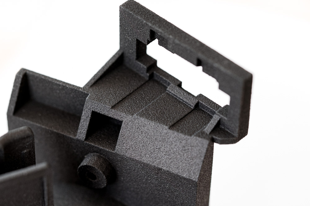 HP Multi Jet Fusion 3D-Druck bei KIT3D – Bauteile und Pulverbett im industriellen MJF-Prozess