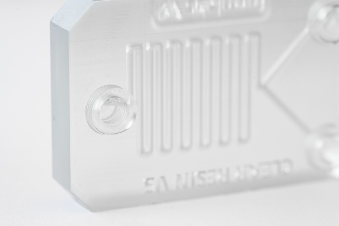 Transparentes, additiv gefertigtes Funktionsbauteil für den 3D-Druck im Maschinenbau, hergestellt im SLA-Verfahren mit hoher Detailgenauigkeit und präziser Oberflächenqualität