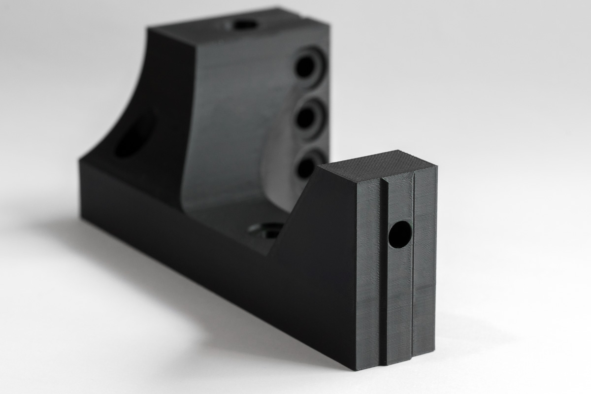 Funktionales Bauteil aus der Additiven Fertigung, präzise gefertigt im industriellen 3D-Druck für technische Anwendungen