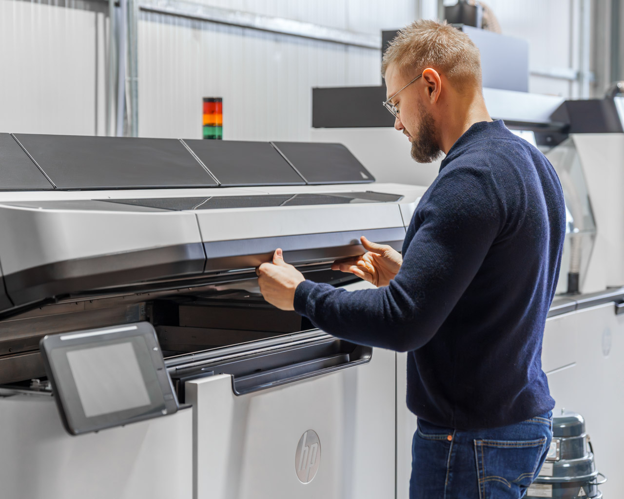 Industrieller 3D-Druck – Arthur Kopp von KIT3D vor moderner 3D-Druckanlage in Bayern