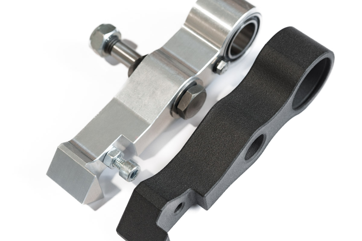 3D-Druck Maschinenbau: Vergleich zwischen gefrästem Metallbauteil und additiv gefertigtem Kunststoff-Funktionsteil für den Einsatz im Sondermaschinenbau.