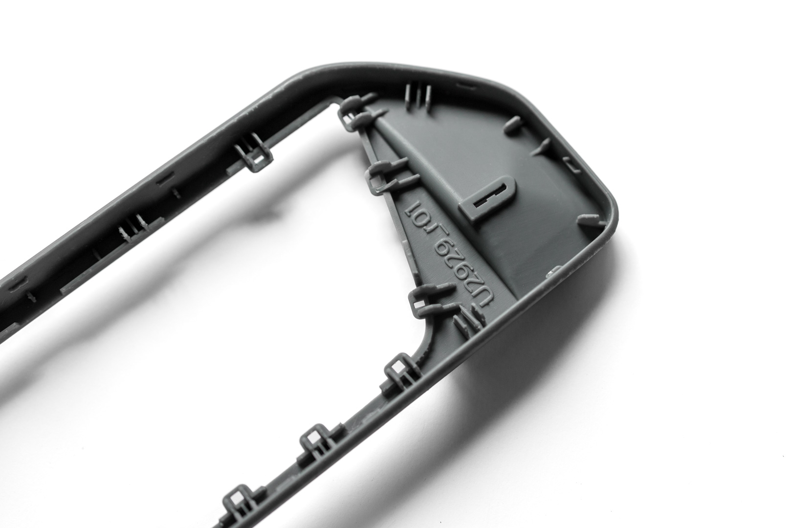 Funktionsdetail eines additiv gefertigten Bauteils aus dem 3D-Druck für die Automobilindustrie mit präziser Aufnahme und konstruktiver Verstärkung.