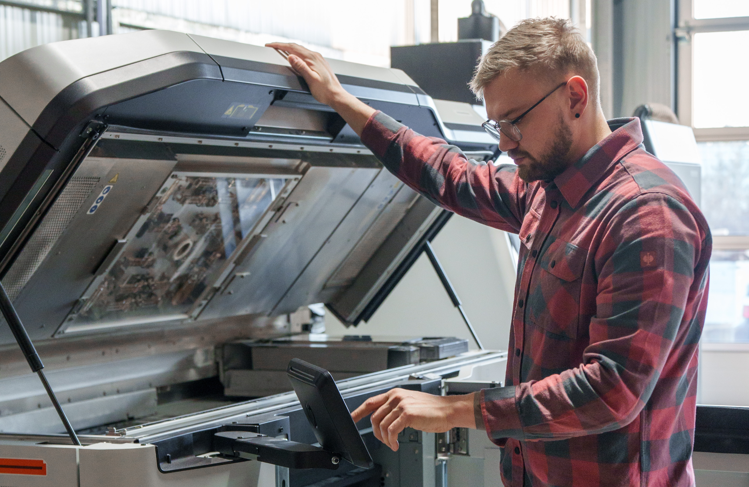 Industrieller 3D-Druck – Qualitätskontrolle und Maschinenbedienung an HP MJF System