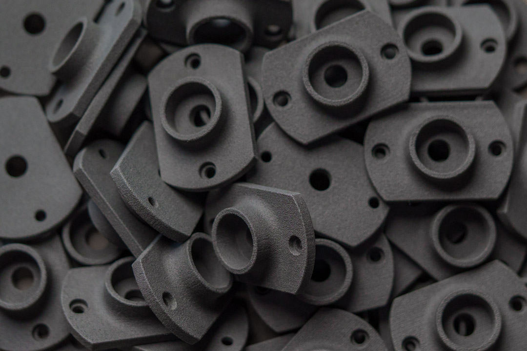 Seriengefertigte Bauteile aus der Additiven Fertigung, präzise hergestellt im industriellen 3D-Druck für funktionale Anwendungen
