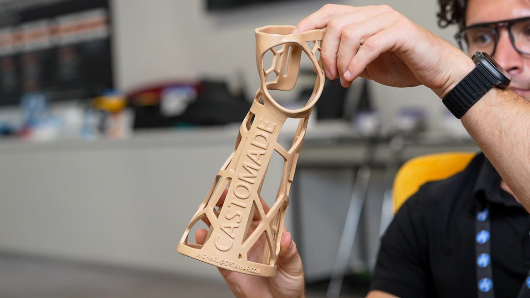 Patientenspezifische Orthese aus der HP Multi Jet Fusion 3D-Drucktechnologie in medizinischer Anwendung
