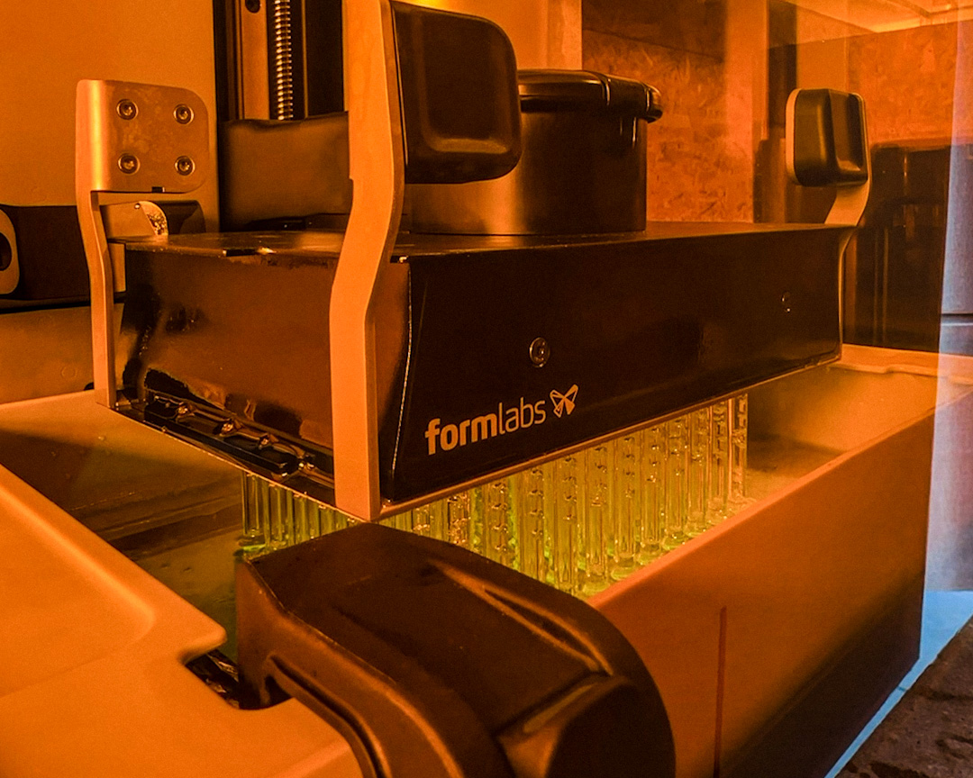 Formlabs SLA-3D-Drucker beim Aushärten von Resin-Bauteilen mit UV-Laser im Stereolithografie-Verfahren