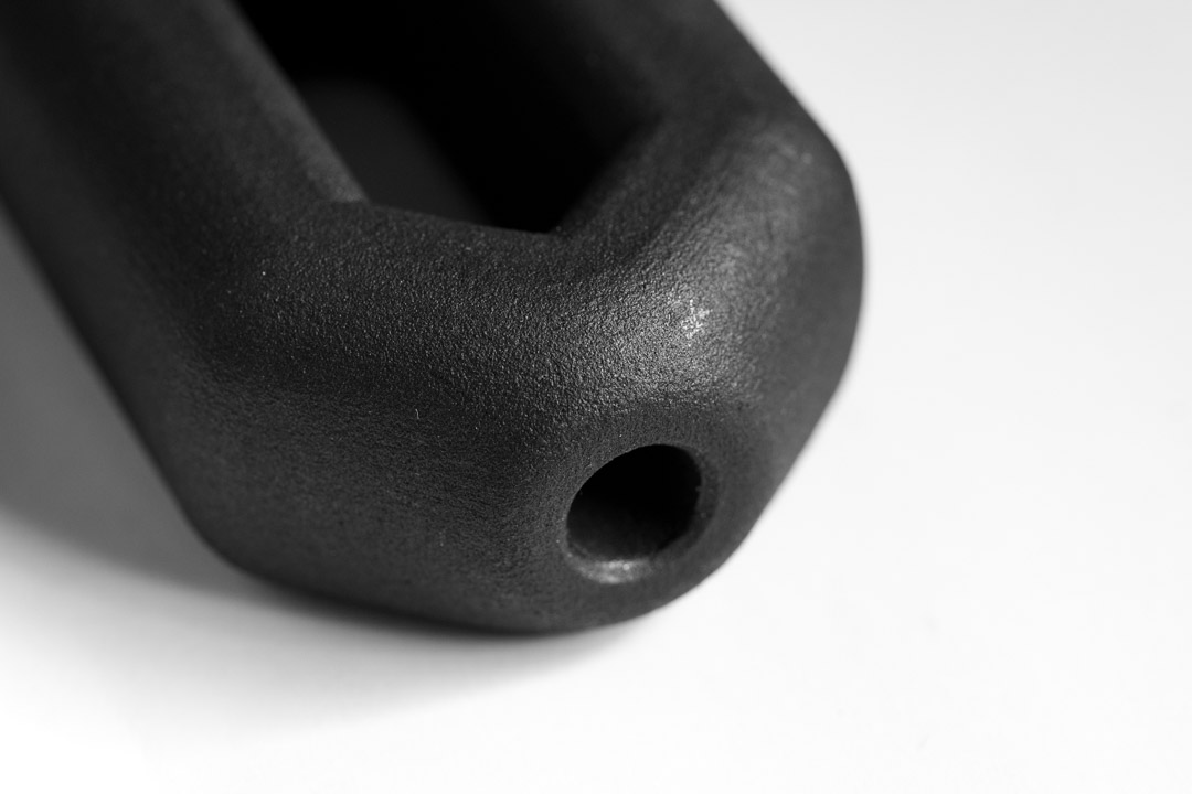 Schwarzes Kettenglied mit Loch für Gewindeeinsatz, 3D-gedruckt und bearbeitet im 3D-Druck-Farbfinishing