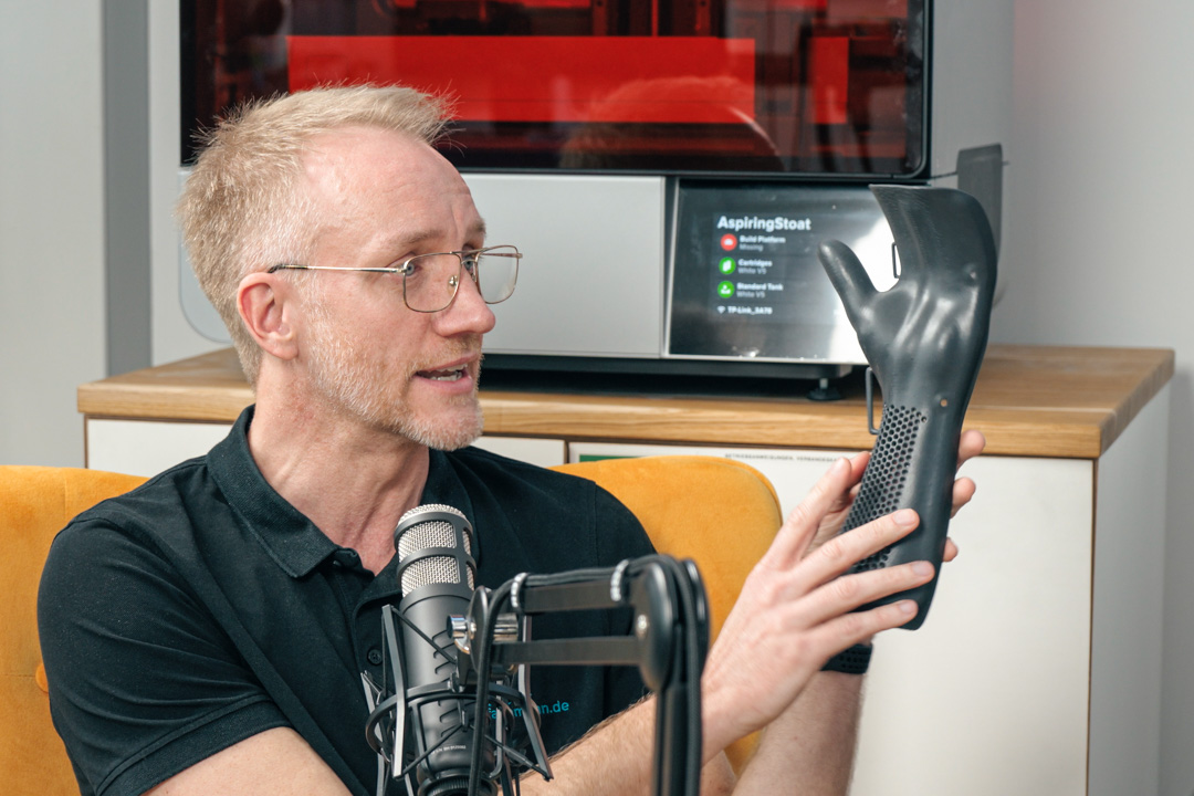 Individuelle Handorthese aus der 3D Druck Orthopädietechnik, gefertigt im SLA-Verfahren.