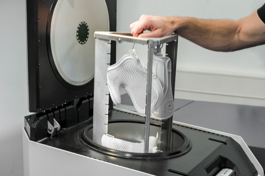 Chemisches Glätten einer 3D-gedruckten Orthese bei einem Dienstleister für 3D-Druck-Orthesen.