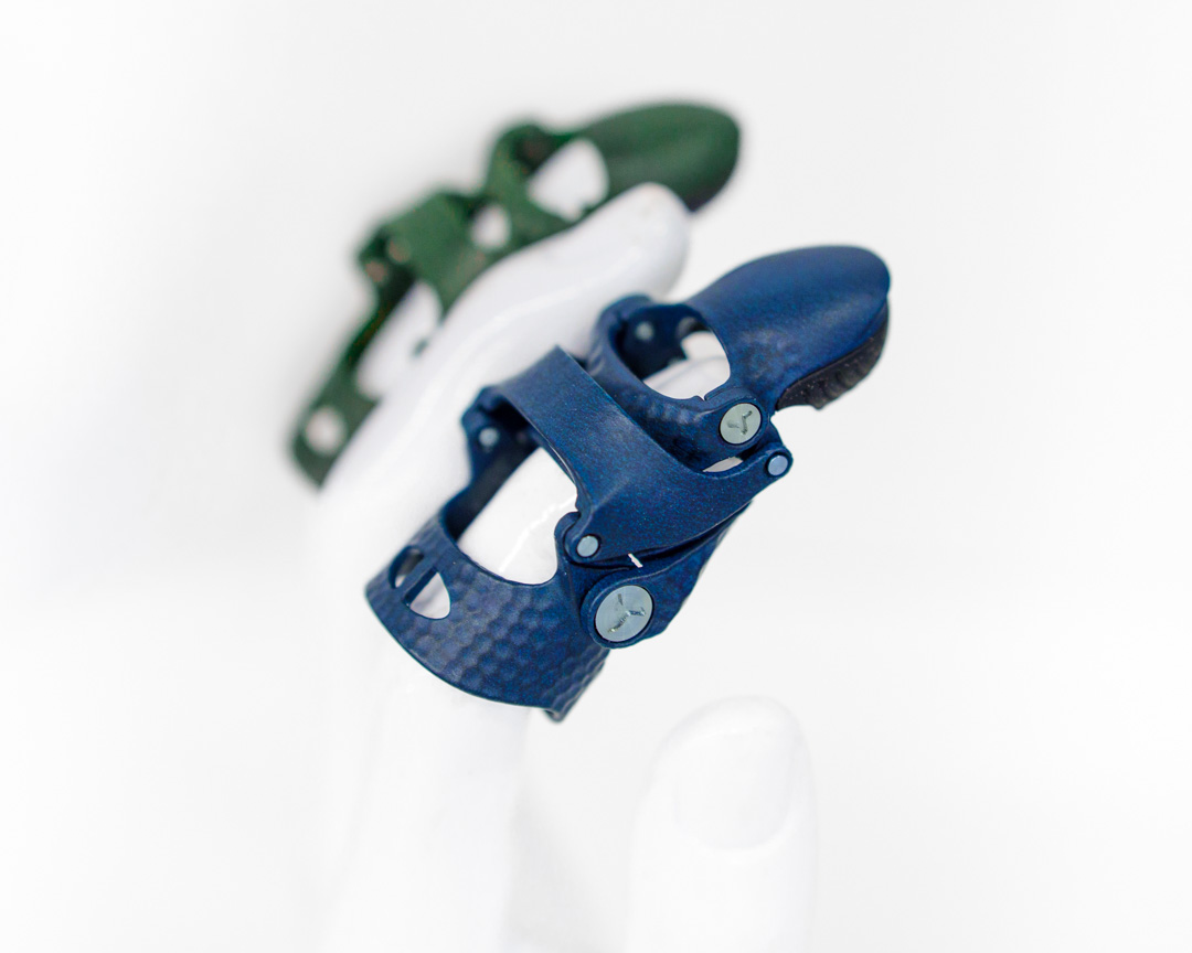 Blaue 3D-gedruckte Fingerorthese auf einem Handmodell, gefertigt von einem Dienstleister für 3D-Druck-Orthesen.