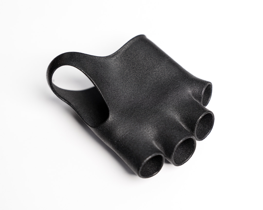 Schwarze 3D-gedruckte Orthese mit vier Fingeröffnungen von einem Dienstleister für 3D-Druck-Orthesen.