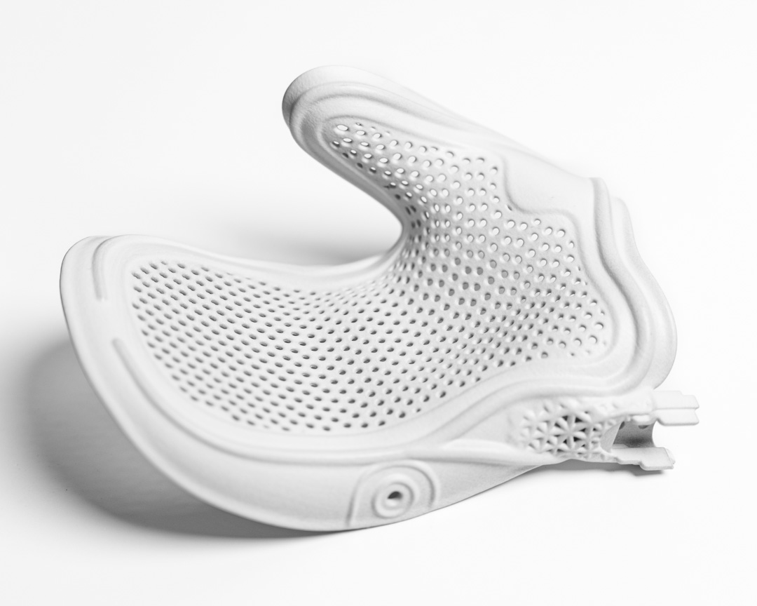 Weiße 3D-gedruckte Orthese mit perforierter Struktur von einem Dienstleister für 3D-Druck-Orthesen.
