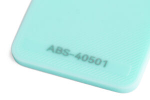 ABS 40501 - KIT3D GmbH – 3D-Technologie & Konstruktion Close-up of a mint-green plastic corner with diagonal grooves and the code ABS-40501.