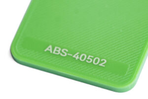 ABS 40502 - KIT3D GmbH – 3D-Technologie & Konstruktion Close-up of a lime-green plastic corner with the embossed code ABS-40502.