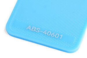 ABS 40601 - KIT3D GmbH – 3D-Technologie & Konstruktion Close-up of a bright blue plastic surface with diagonal ridges and embossed code ABS-40601.
