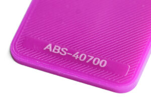 ABS 40700 - KIT3D GmbH – 3D-Technologie & Konstruktion Close-up of bright pink plastic corner labeled ABS-40700.