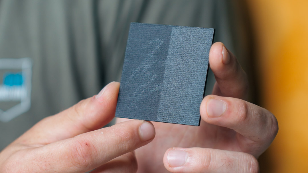 Vergleich: unbehandelte 3D-Druck-Oberfläche mit sichtbaren Kratzern und verdichtungsgestrahlte Oberfläche ohne sichtbare Kratzer