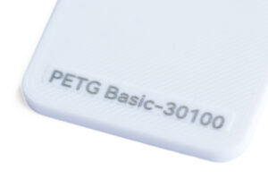 PETG Basic 30100 - KIT3D GmbH – 3D-Technologie & Konstruktion Close-up of a white PETG Basic-30100 device with a rounded corner edge.