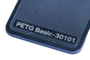 PETG Basic 30101 - KIT3D GmbH – 3D-Technologie & Konstruktion Close-up of a dark blue textured corner with the label 'PETG Basic-30101'.