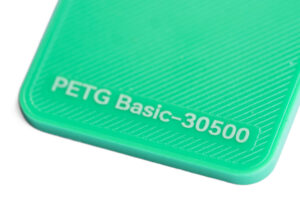 PETG Basic 30500 - KIT3D GmbH – 3D-Technologie & Konstruktion Close-up of a green plastic surface with the text 'PETG Basic-30500' embossed along the edge.