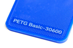 PETG Basic 30600 - KIT3D GmbH – 3D-Technologie & Konstruktion Close-up of a blue plastic card edge reading 'PETG Basic-30600'.