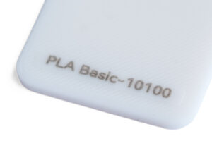 PLA Basic 10100 - KIT3D GmbH – 3D-Technologie & Konstruktion Close-up of a white plastic corner with embossed text reading 'PLA Basic-10100'.