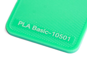 PLA Basic 10501 - KIT3D GmbH – 3D-Technologie & Konstruktion Close-up of a bright green plastic card with the text 'PLA Basic-10501'.