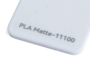 PLA Matte 11100 - KIT3D GmbH – 3D-Technologie & Konstruktion Close-up of a light blue/white plastic corner with the embossed text 'PLAMatte-11100'.