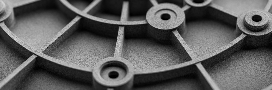 Innenansicht eines grauen, unbehandelten SLS-3D-Druckgehäuses mit Verstärkungsrippen, Bohrungen und Befestigungspunkten