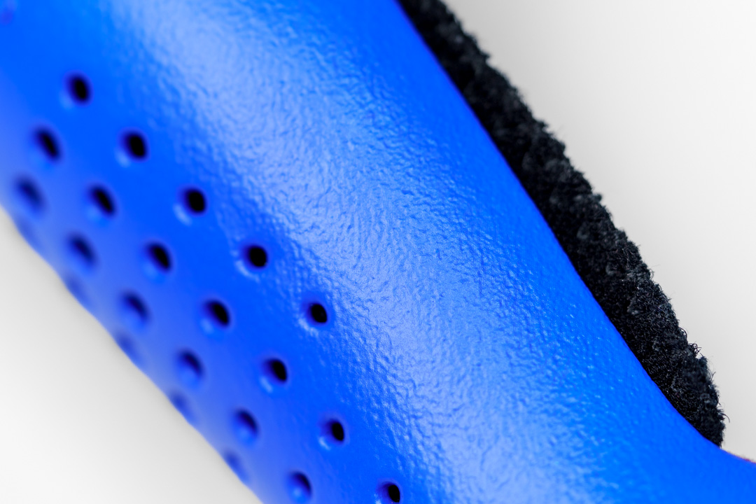 Chemisch geglättete blaue 3D-Druck-Orthese mit glatter Oberfläche und Belüftungsöffnungen