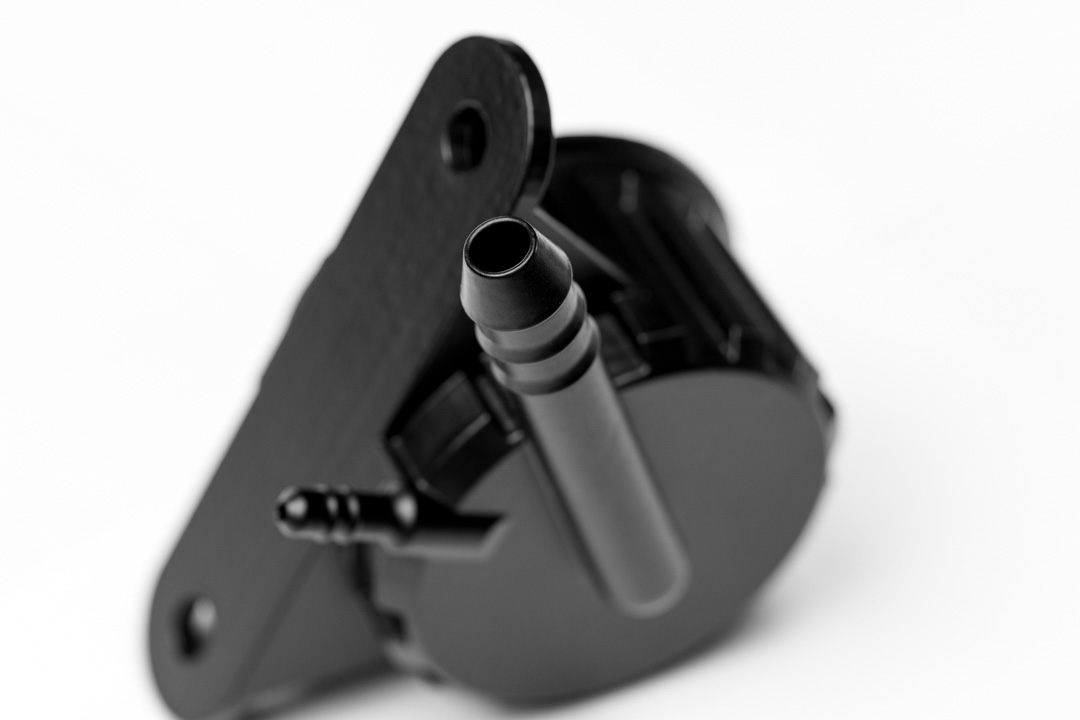 Chemisch geglättetes schwarzes 3D-Druck-Bauteil mit Schlauchanschlüssen und glatter Oberfläche