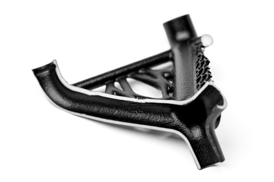 Aufgeschnittenes 3D-Druck-Bauteil mit chemisch geglätteten Innenkanälen und komplexer Geometrie