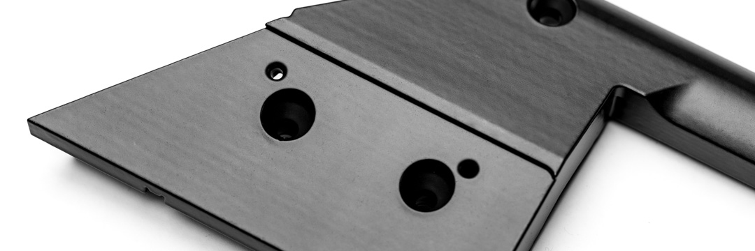 Detailaufnahme eines chemisch geglätteten schwarzen 3D-Druck-Bauteils mit Bohrungen und homogener Oberfläche