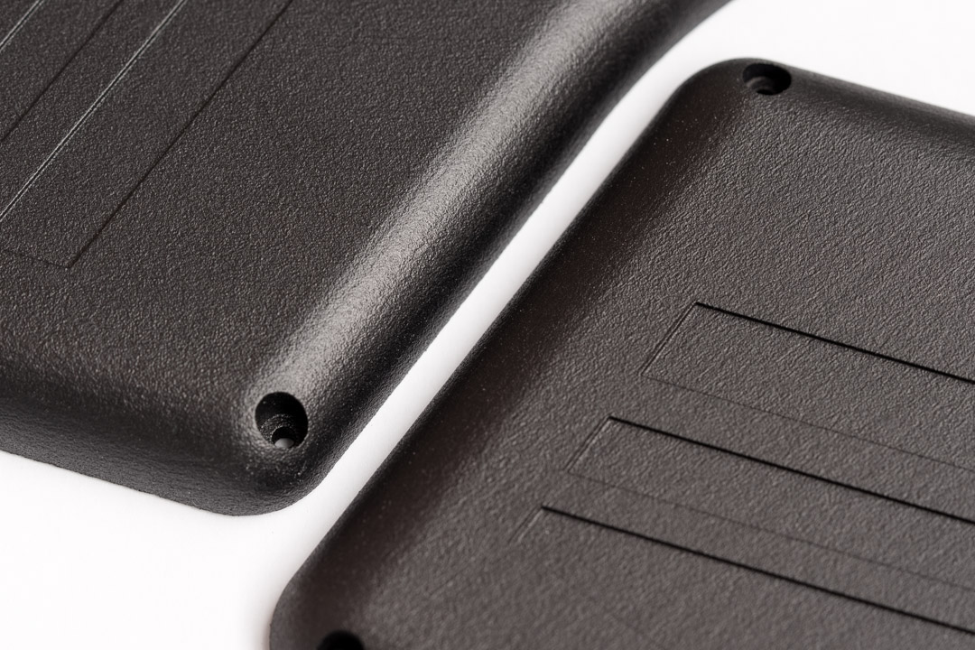 Schwarz gefärbtes und verdichtungsgestrahltes MJF-Bauteil mit seidenmatter Oberfläche